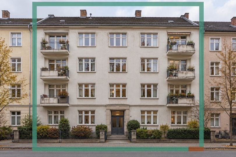 Schlichtes Mehrfamilienhaus der Nachkriegsjahre mit vorgesetzten Balkonen